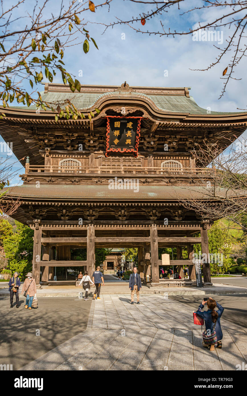 I turisti che scattano foto di fronte al Santuario di Sanmon al Tempio di Kencho-ji, Kamakura, Kanagawa, Giappone Foto Stock