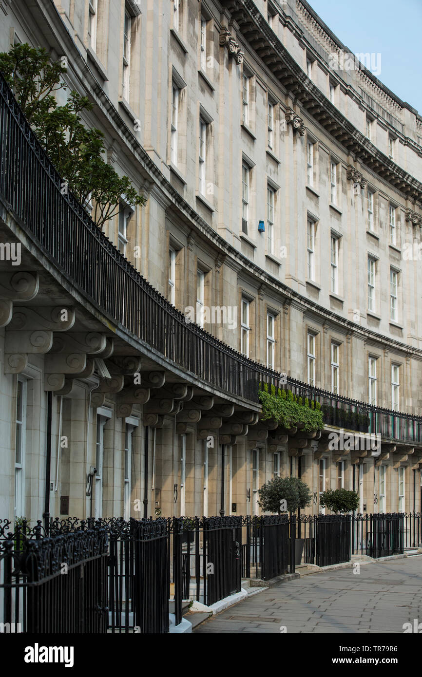 Grosvenor Crescent a Londra nel quartiere di Belgravia, classificato come il Regno Unito più costoso strada residenziale, con una casa di medio prezzo di £16,918,000. Foto Stock