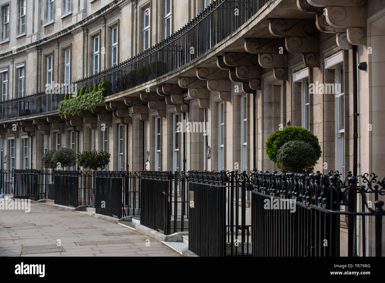Grosvenor Crescent a Londra nel quartiere di Belgravia, classificato come il Regno Unito più costoso strada residenziale, con una casa di medio prezzo di £16,918,000. Foto Stock
