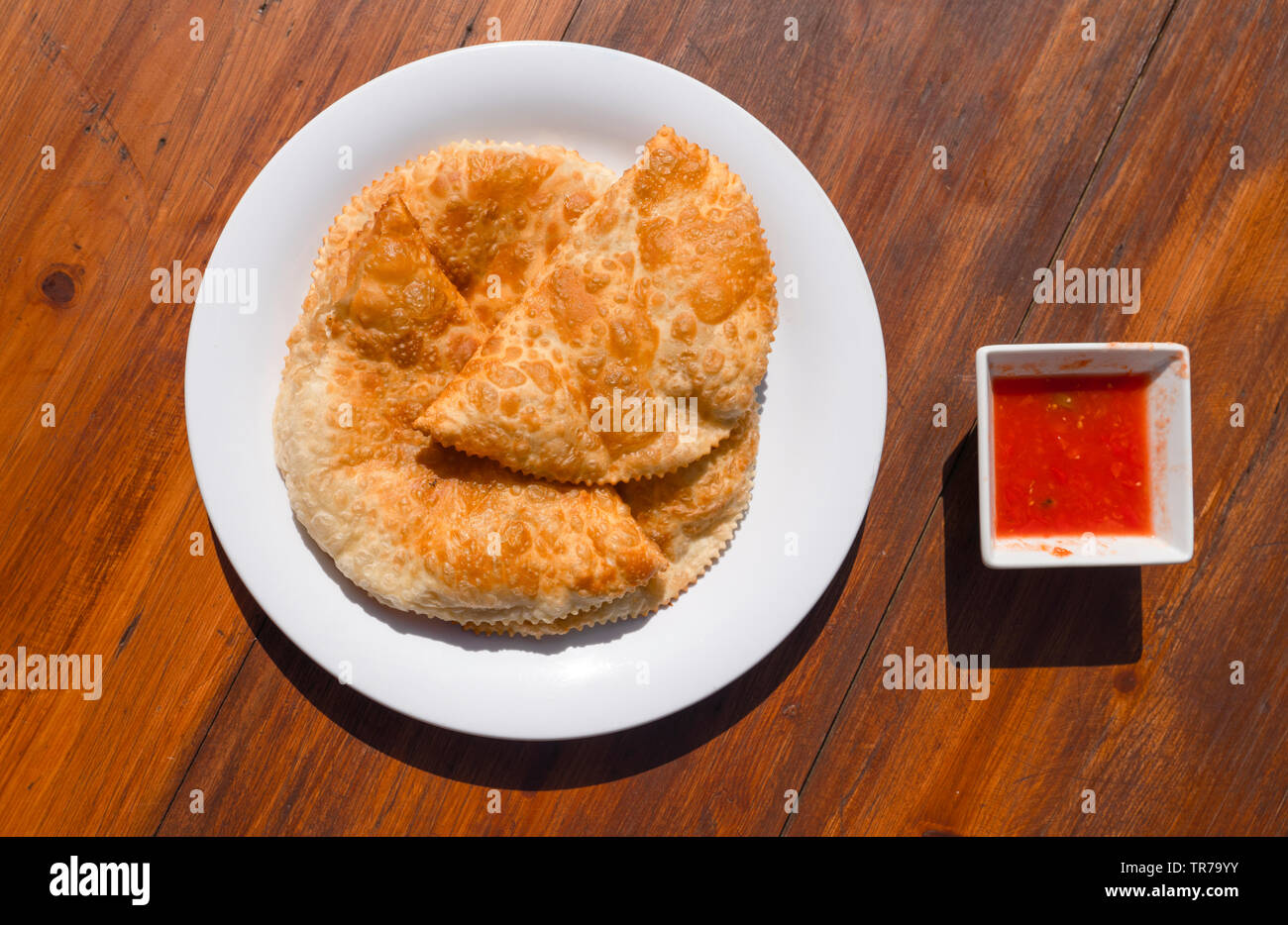 Tradizionale pasticceria tartara Chiburekki aka Cig borek sul tavolo di legno, Eskisehir, Turchia Foto Stock