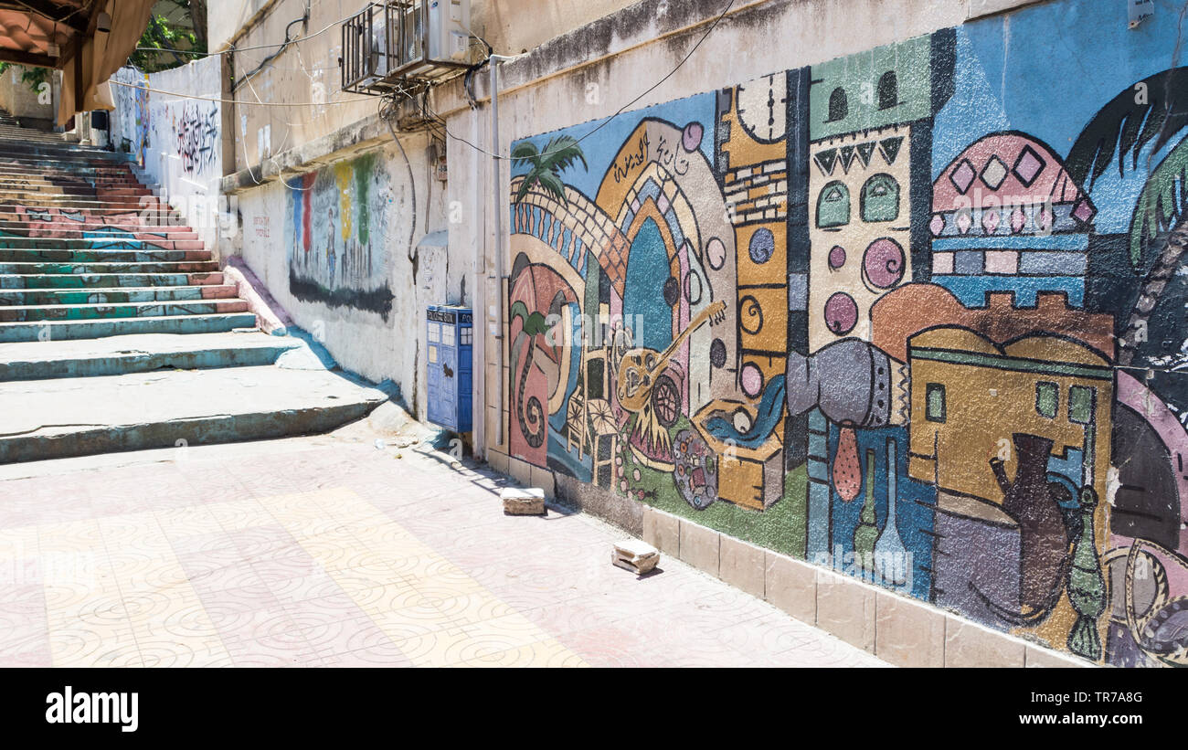 Colorata arte di strada nel raccontare al quartiere di Tripoli, Libano Foto Stock