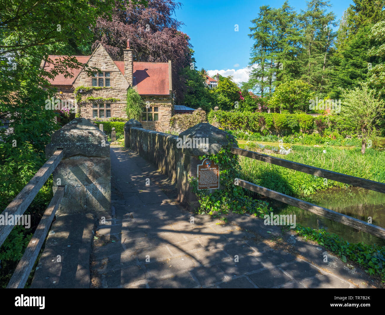 Spruisty ponte su Oak Beck a Knox vicino a Harrogate North Yorkshire, Inghilterra Foto Stock