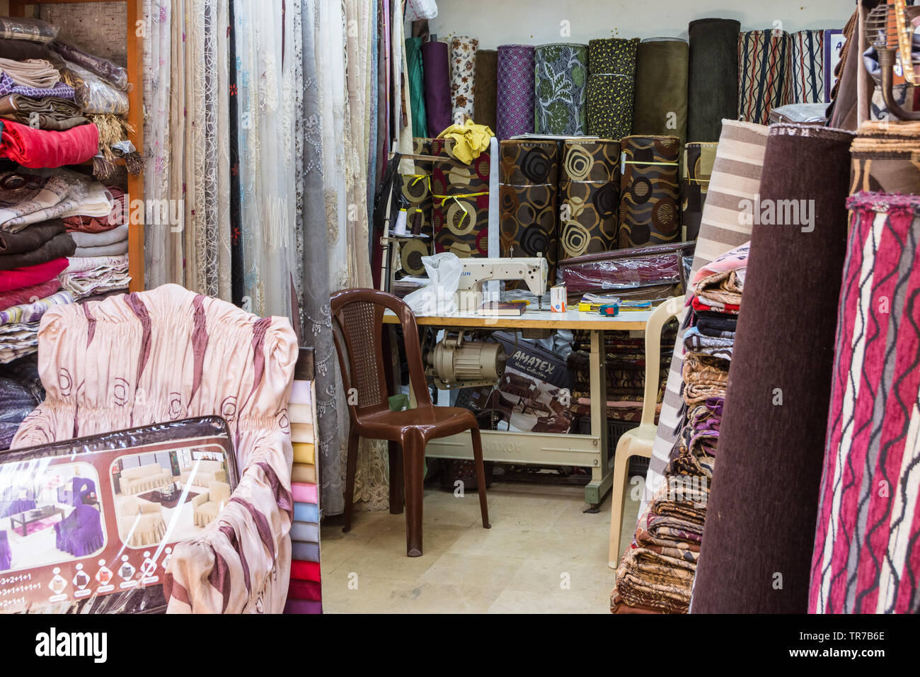 Vecchia macchina da cucire in una sartoria in Khan al-Khayyatin o sarti' caravanserai nella vecchia città di Tripoli, Libano Foto Stock