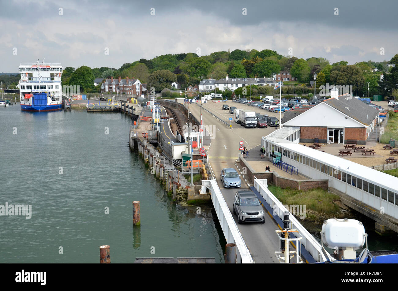 Un traghetto Wightlink lasciando il terminale a Lymington, Hampshire, legato per Yarmouth sull'Isola di Wight Foto Stock