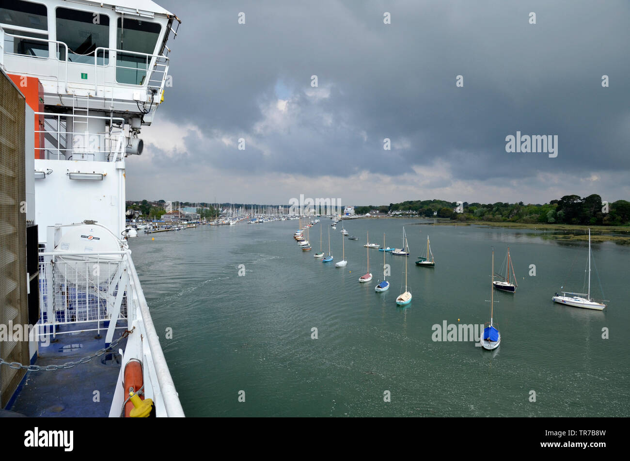 Un traghetto Wightlink lasciando il terminale a Lymington, Hampshire, legato per Yarmouth sull'Isola di Wight Foto Stock