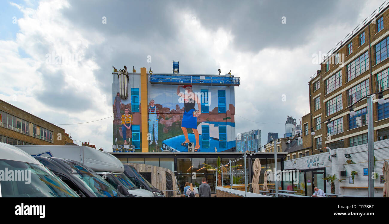 Londra SPITALFIELDS BRICK LANE AREA GAFFITI E WALL ART sulla costruzione di grandi dimensioni da o per i vestiti di Gucci Foto Stock