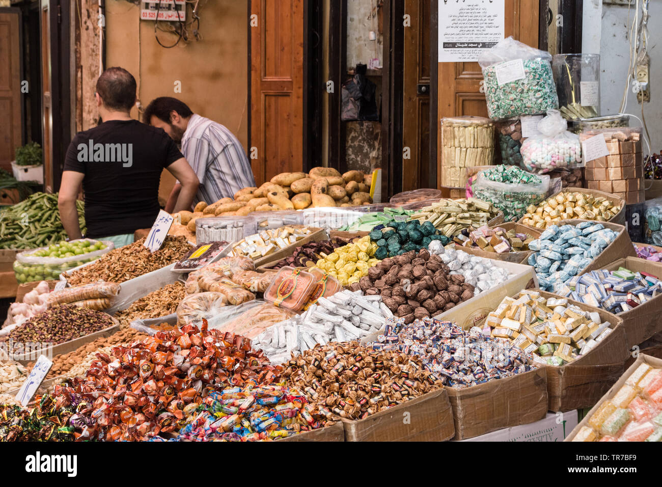 I cibi e le verdure' di mercato nella città vecchia di Tripoli, Libano Foto Stock