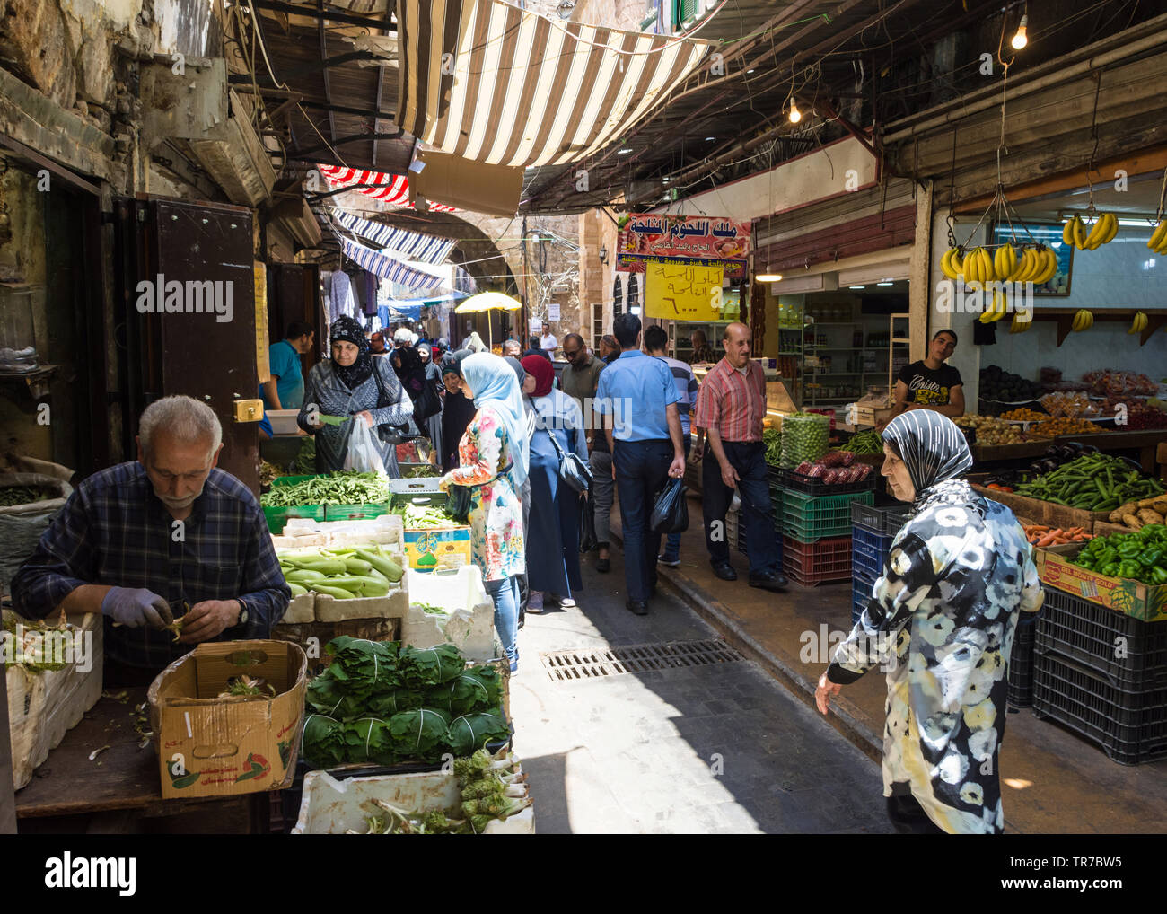 La gente del luogo l'acquisto di cibo nelle verdure occupato' di mercato nella città vecchia di Tripoli, Libano Foto Stock