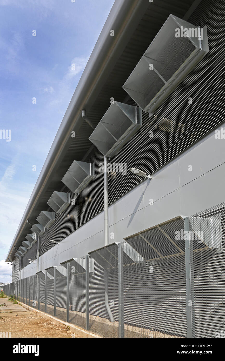 Vista laterale di una archiviazione sicura dei dati centro gestito da Zenium sul Slough Trading Station Wagon, vicino a Heathrow, London, Regno Unito Foto Stock