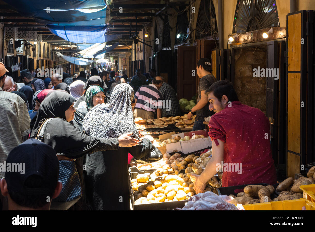 La gente del luogo l'acquisto di cibo nelle verdure occupato' di mercato nella città vecchia di Tripoli, Libano Foto Stock