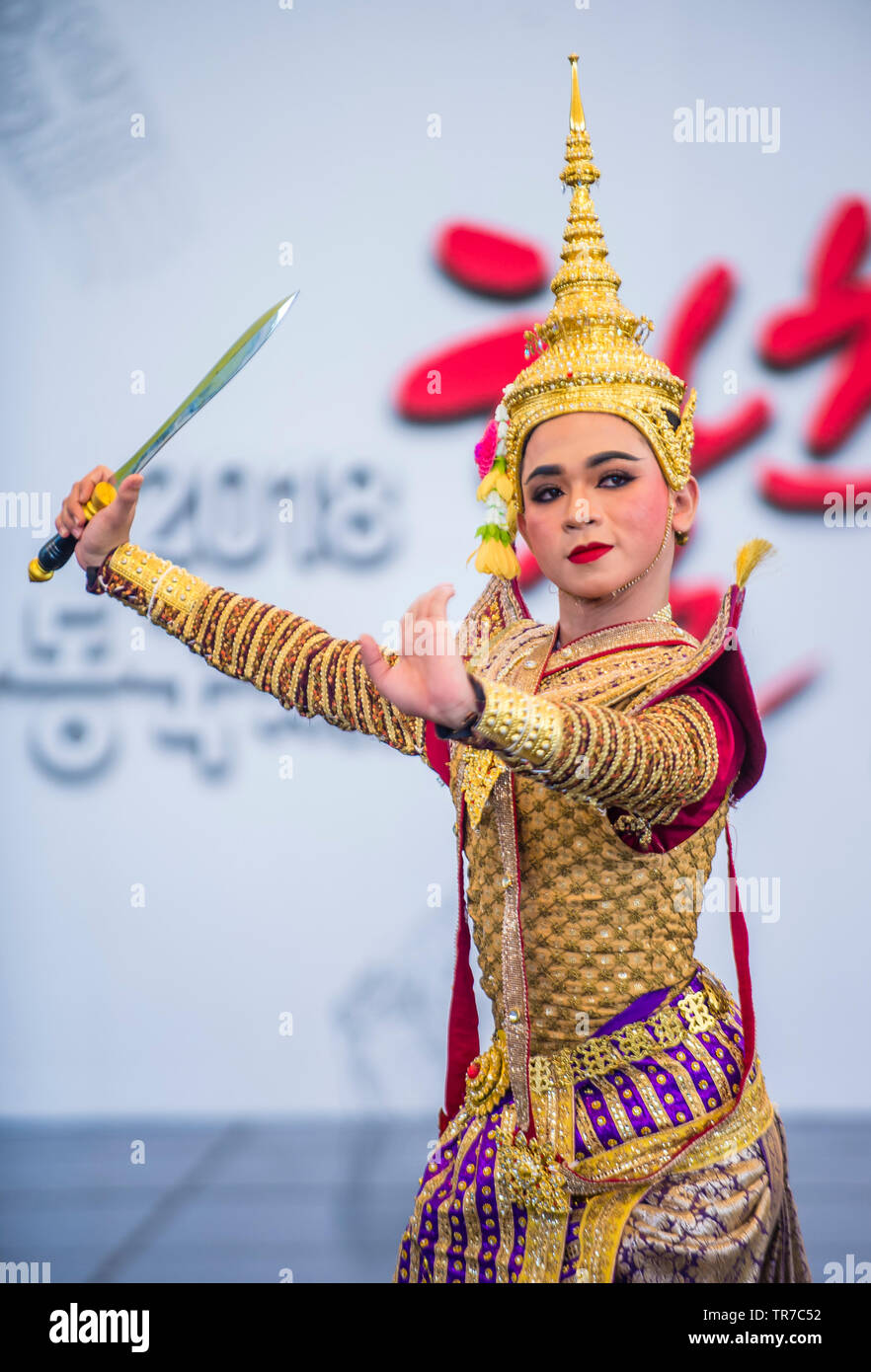 Ballerina tailandese che esegue la tradizionale danza tailandese Khon Foto Stock