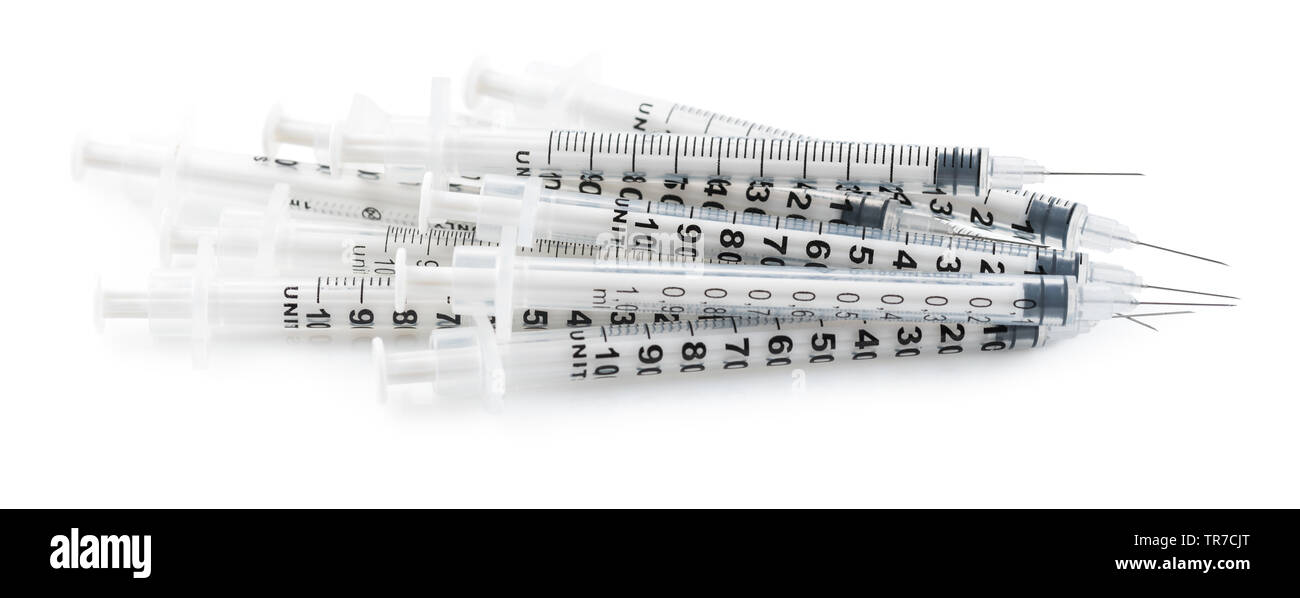 Pila di siringhe da insulina isolati su sfondo bianco Foto Stock