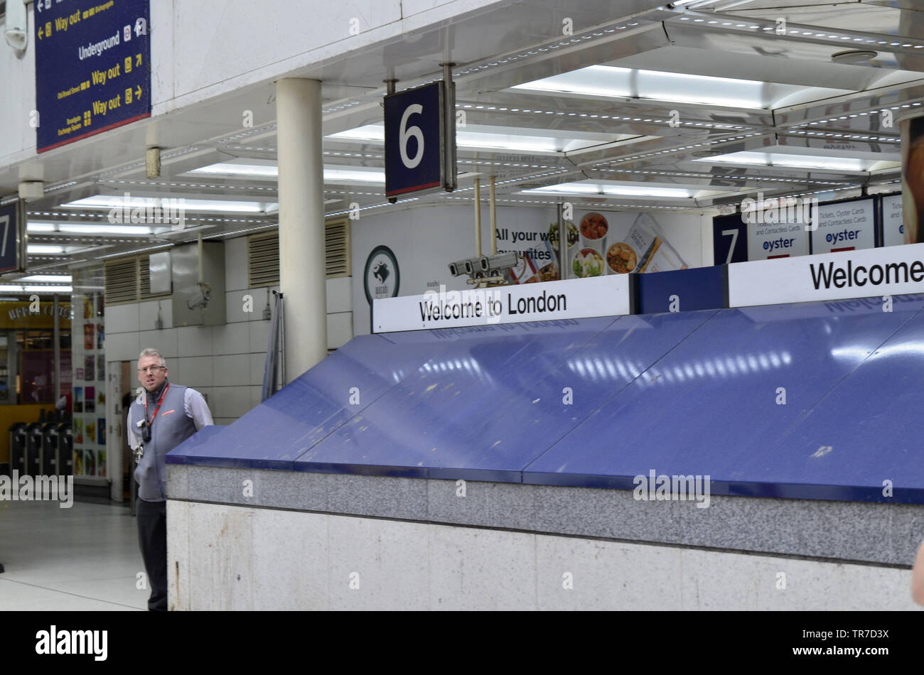 Dalla stazione di Liverpool Street, London Regno Unito, 14 giugno 2018. Passeggeri scendere dal treno e muoversi verso la sala principale: segni di benvenuto a Londra un Foto Stock