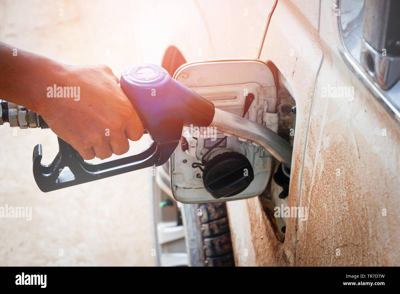 Maneggiare il combustibile ugello per fare rifornimento di carburante nella stazione di gas Foto Stock