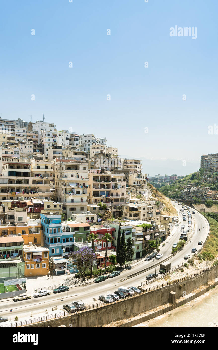 Cluster di edifici che coprono una piccola collina a Tripoli in Libano Foto Stock