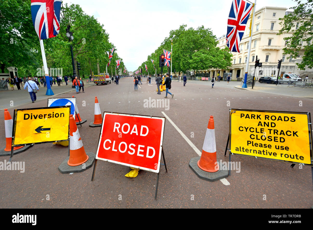 Londra, Inghilterra, Regno Unito. Strada chiusa sign in il mall, prima di un evento Foto Stock