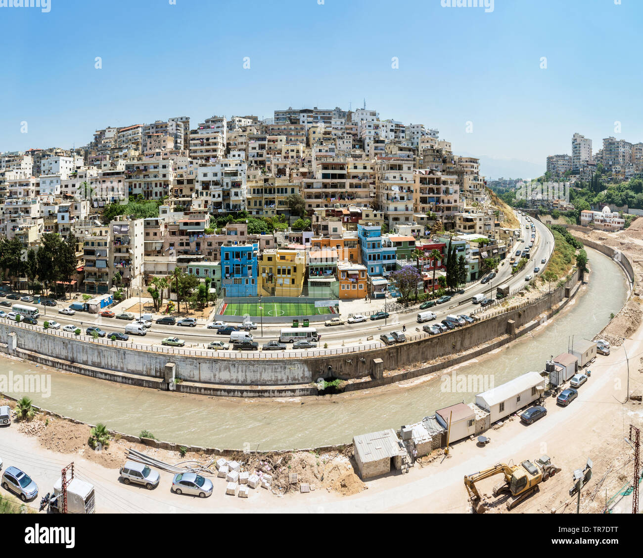 Cluster di edifici che coprono una piccola collina a Tripoli in Libano Foto Stock