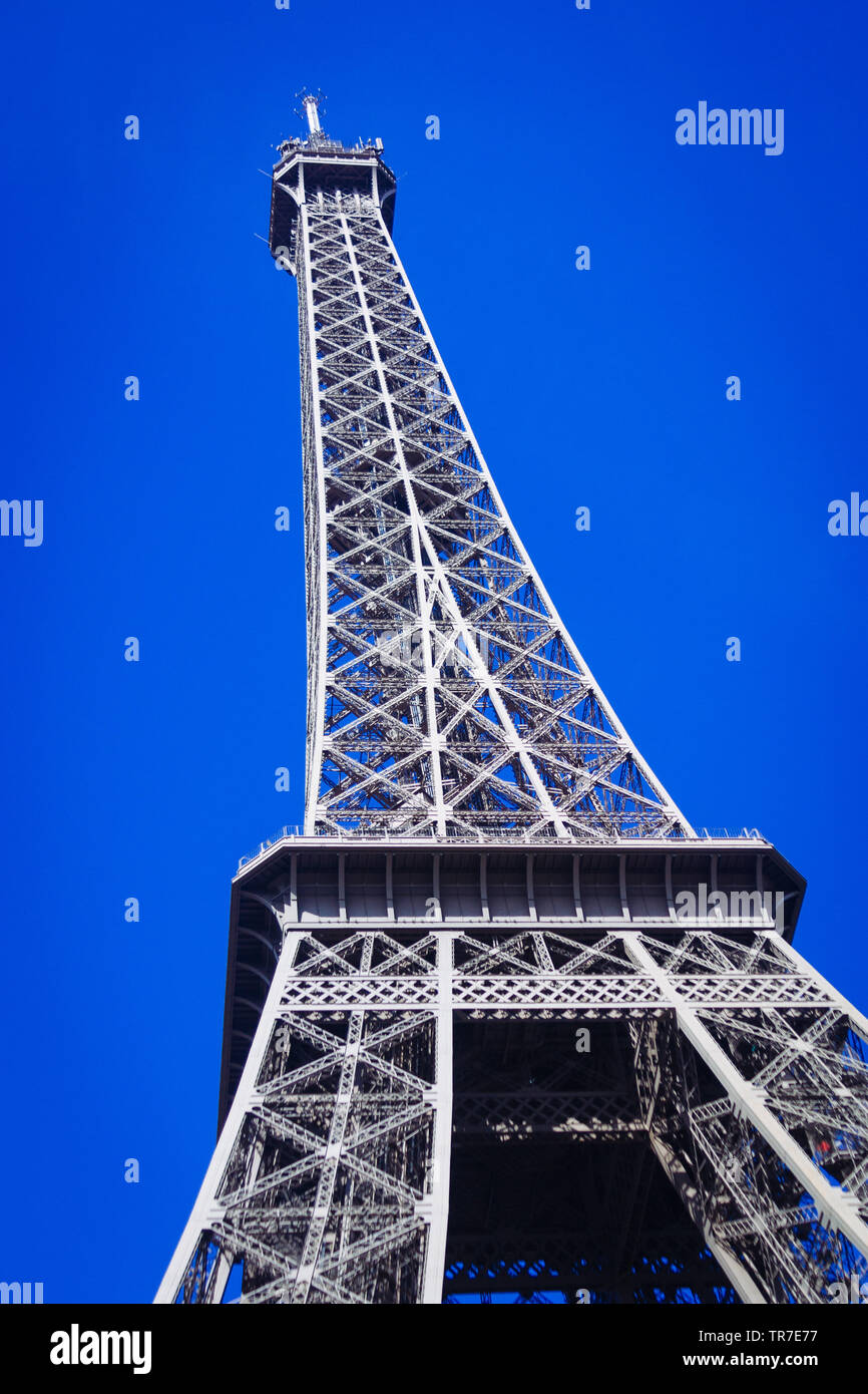 Bassa angolazione della Torre Eiffel Foto Stock