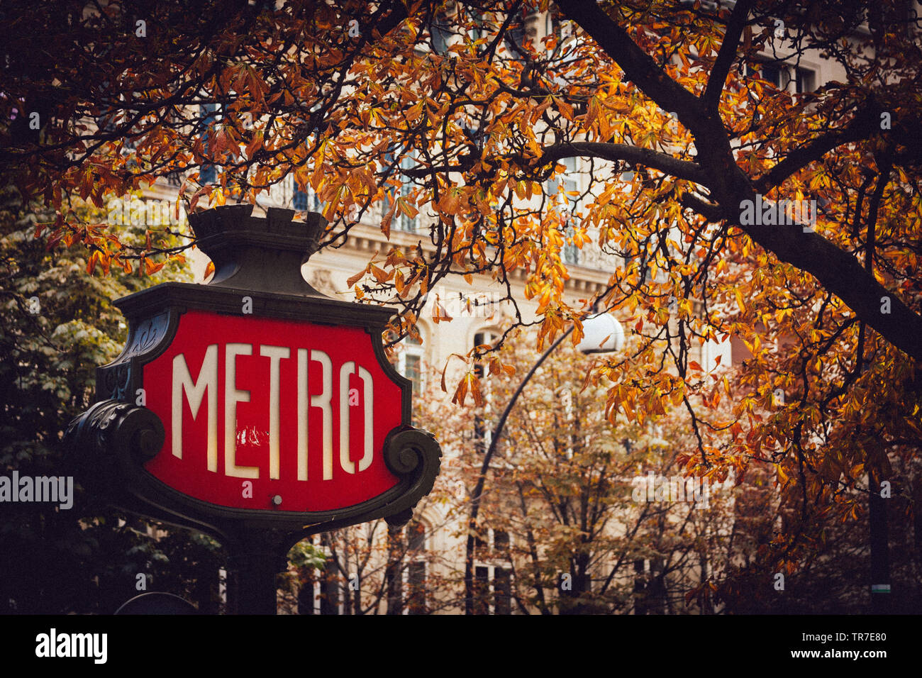 Parigi Metro sign in autunno Foto Stock