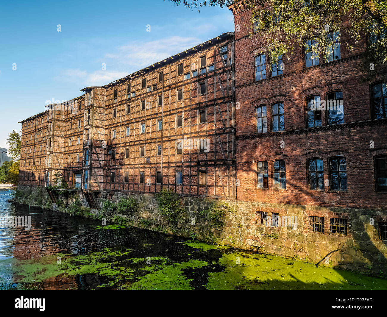 Vecchi Edifici industriali sull isola di mulino, Bydgoszcz Canal, Bydgoszcz, Polonia Foto Stock