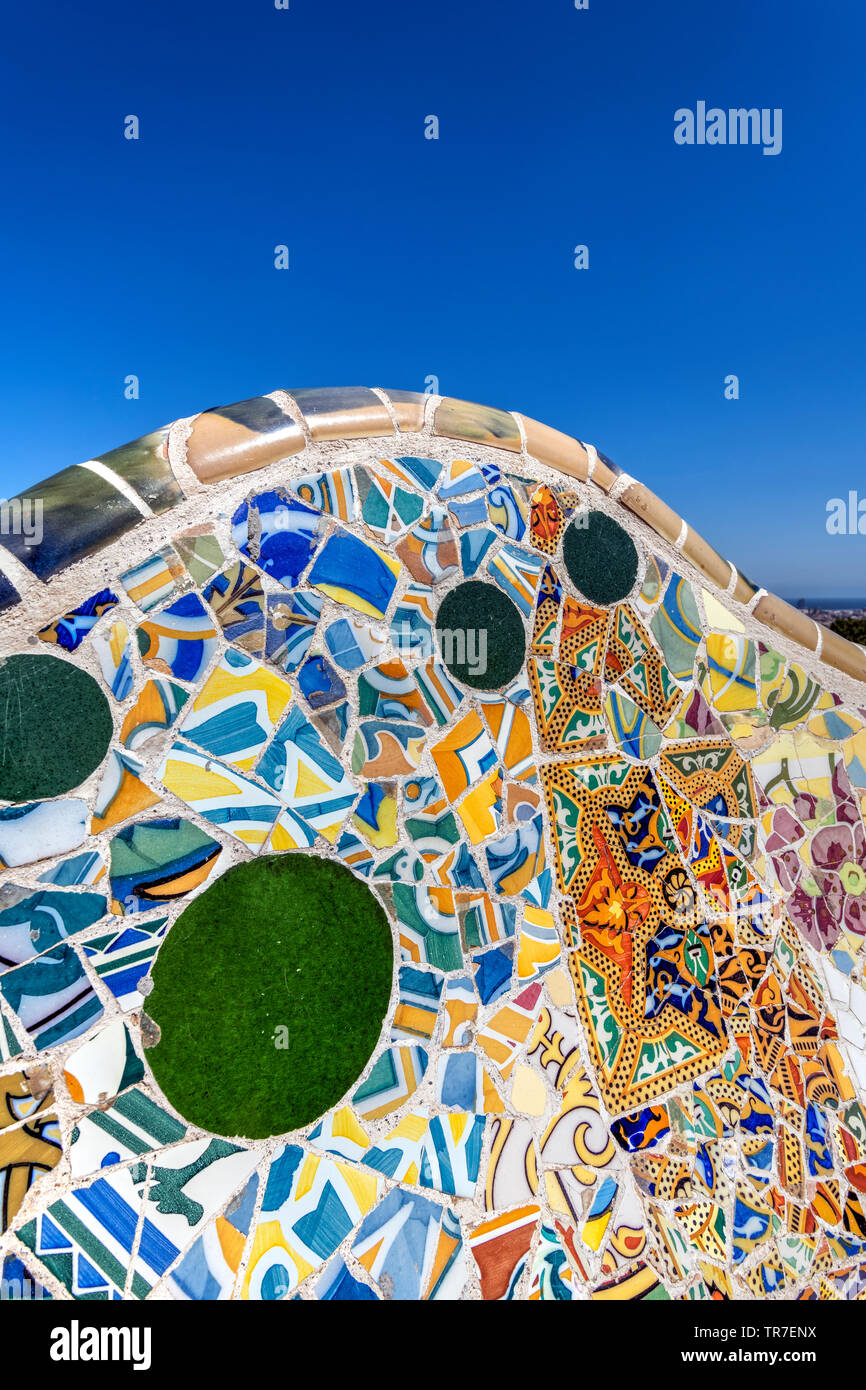 Gaudí lavoro di mosaico nel banco a Park Guell, Barcellona, in Catalogna, Spagna Foto Stock