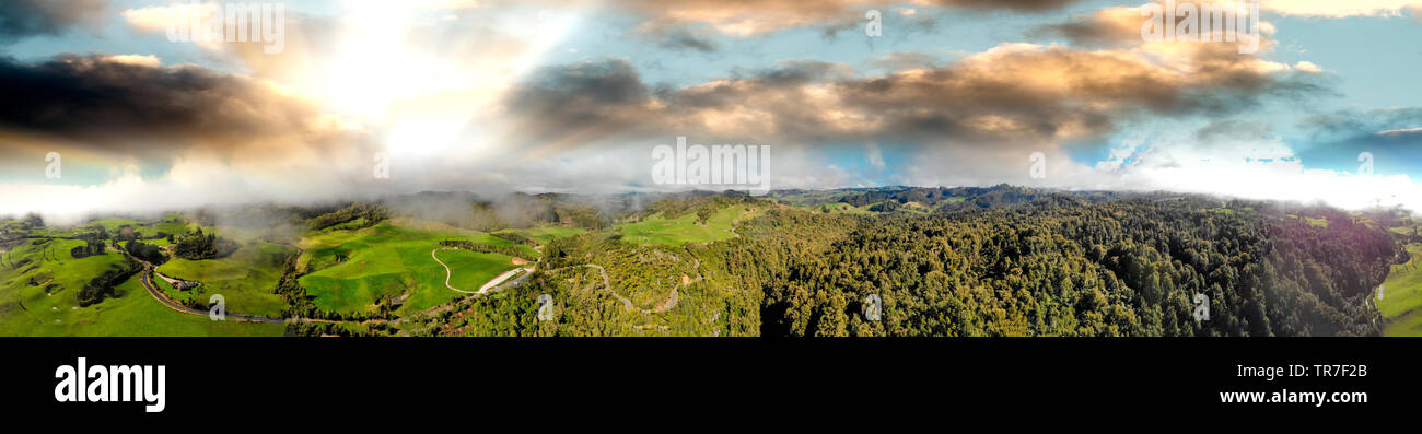 Cascate Huka, Nuova Zelanda. Panoramica vista aerea di belle cascate e campagna al tramonto. Foto Stock