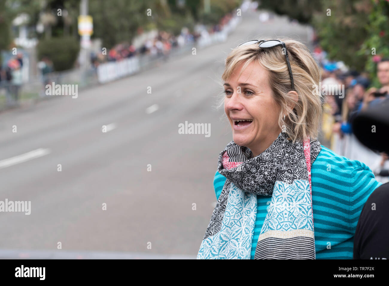 26 maggio 2019 Sydney, Aust: neo eletto Membro Federale per la sede di Warringah, Zali Steggall incoraggia i giovani corridori al Balmoral masterizzazione di gara Foto Stock