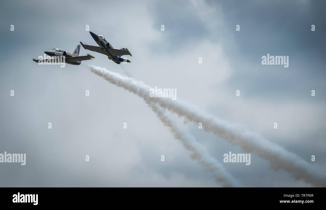 Due getti Breitling facendo acrobazie aeree con sentieri di fumo Foto Stock