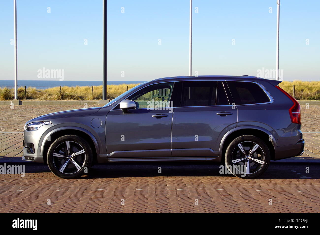 Noordwijk, Paesi Bassi - Januari 20, 2019: Volvo XC90 parcheggiata dal lato della strada. Nessuno nel veicolo. Foto Stock