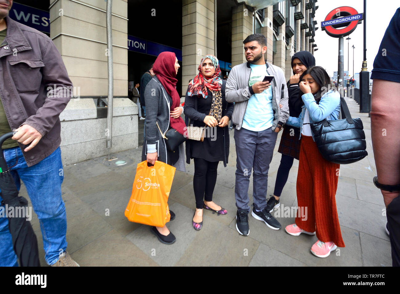 Londra, Inghilterra, Regno Unito. La famiglia musulmana al di fuori la stazione della metropolitana di Westminster Foto Stock