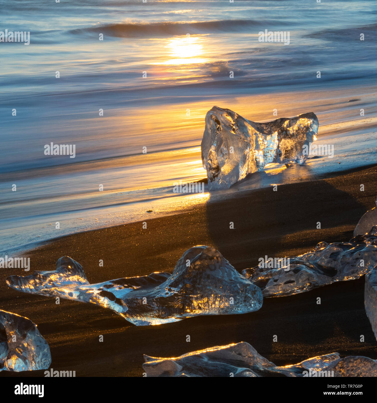 Iceberg a Jokulsarlon Iceberg Beach (aka Diamond Beach), Islanda Foto Stock