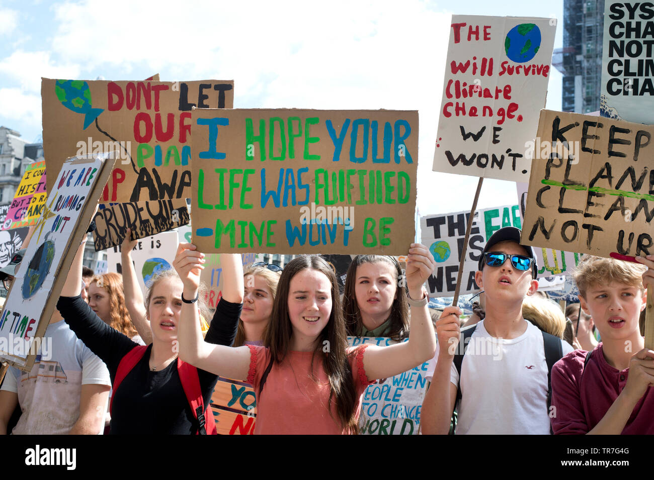 Scuola sciopero del clima, Londra, Inghilterra, Regno Unito. Una folla di contestatori tenere fatti in casa a base di cartelli a chiedere di modificare. Foto Stock