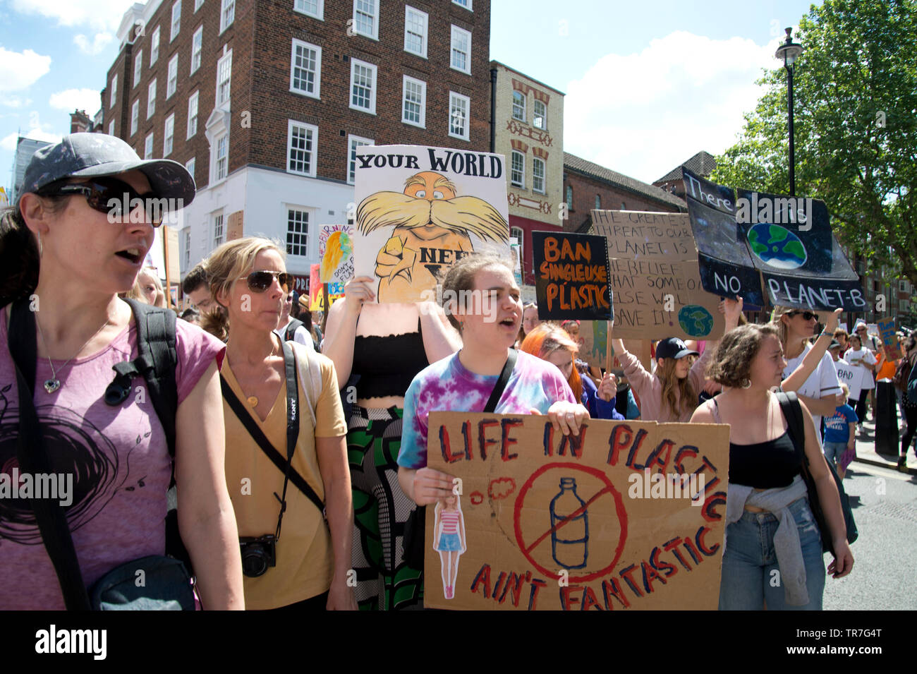 Scuola sciopero del clima, Londra, Inghilterra, Regno Unito. Una folla di contestatori tenere fatti in casa a base di cartelli. Foto Stock