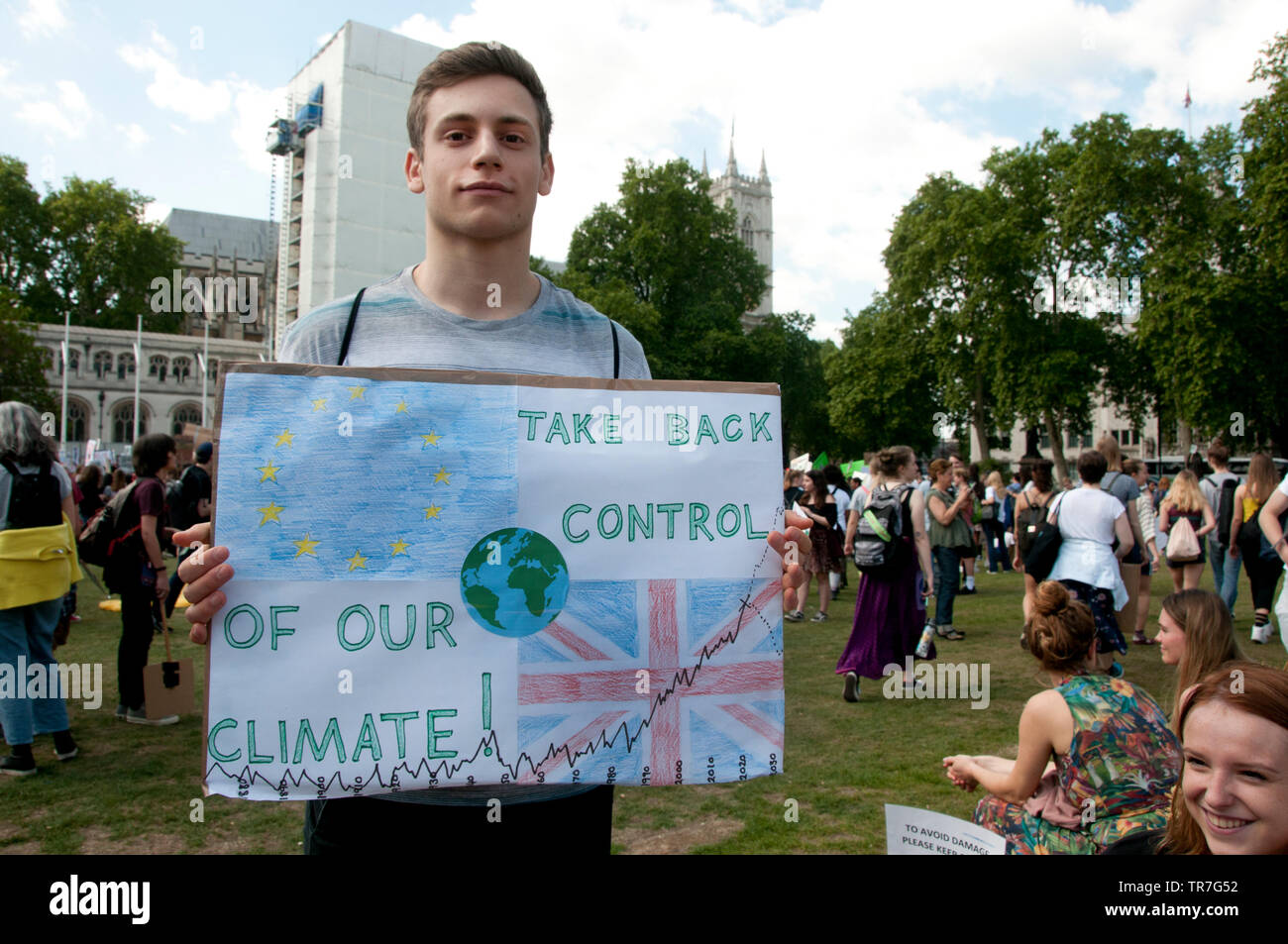 Scuola sciopero del clima, Londra, Inghilterra, Regno Unito. Un manifestante detiene un cartello che diceva "Riprendere il controllo del nostro clima". Foto Stock