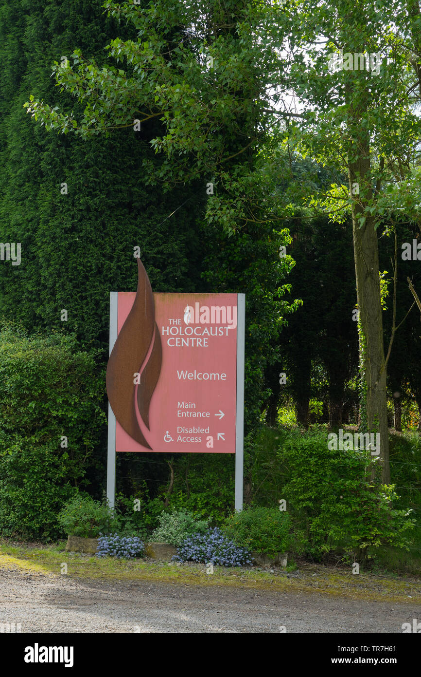 Firmare all'entrata del Holocaust Centre a Laxton Nottinghamshire Foto Stock