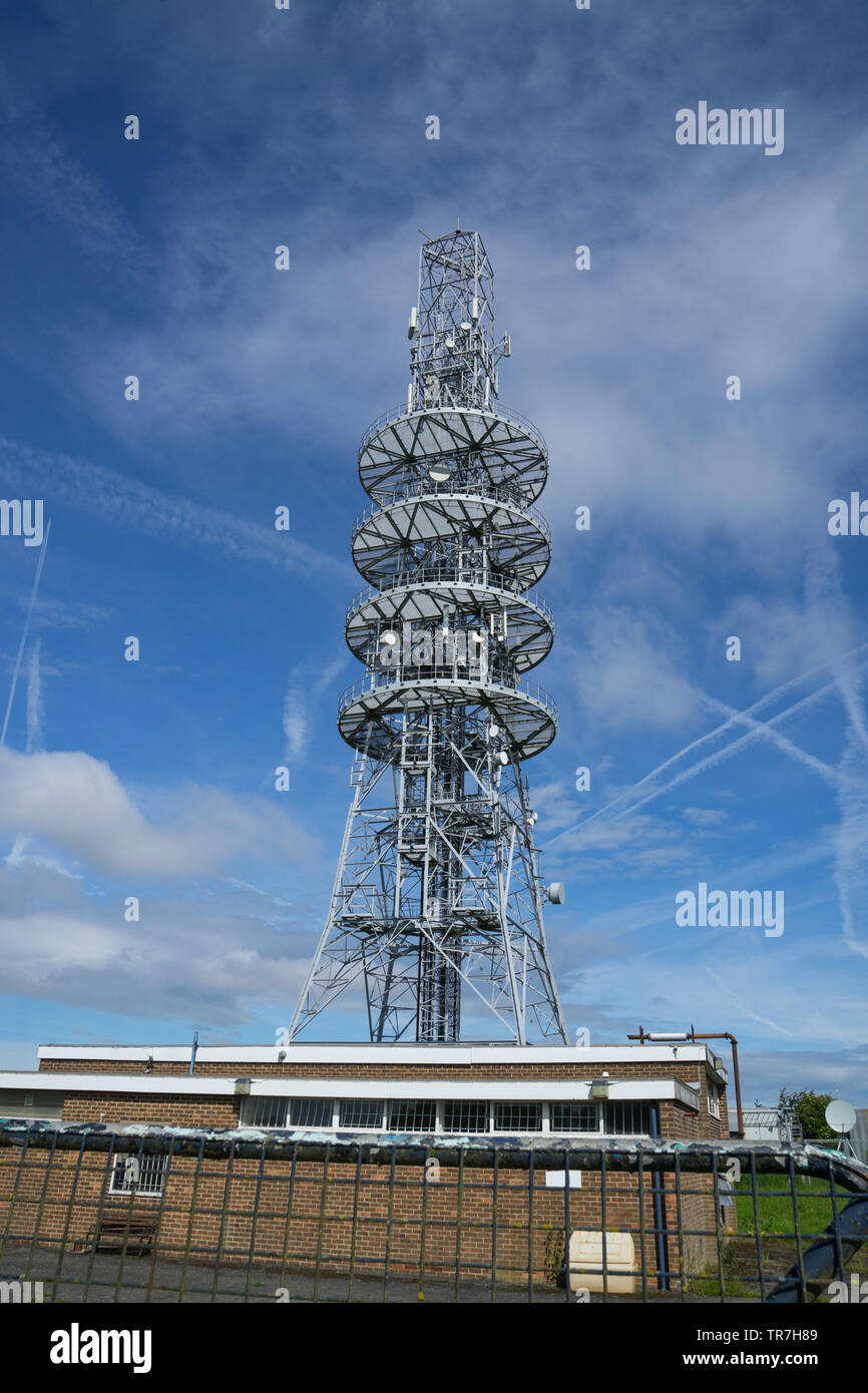 Telefono Mobile communications torre accanto a una fattoria solare Foto Stock