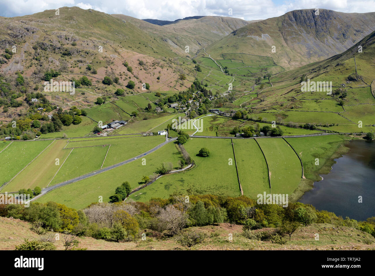 Villaggio Hartsop e Fratelli di acqua con la vista verso Brock dirupi, la Knott e grigio roccioso, dal Hartsop sopra come percorso, Lake District, Cumbria Foto Stock