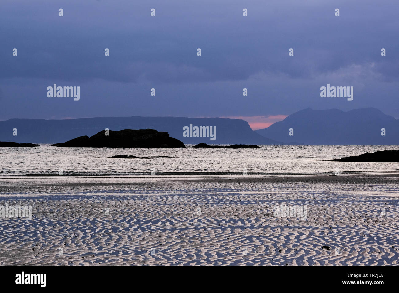 Guardando fuori verso le isole di Eigg e rum in nelle isole della Scozia Foto Stock