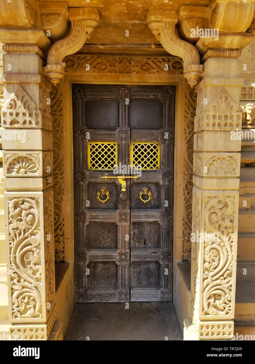 Decorazioni in legno porta dell'Manasthamba (o colonna di onore) a Hutheesing tempio Jain situato in Ahmedabad, nello Stato di Gujarat, India Foto Stock