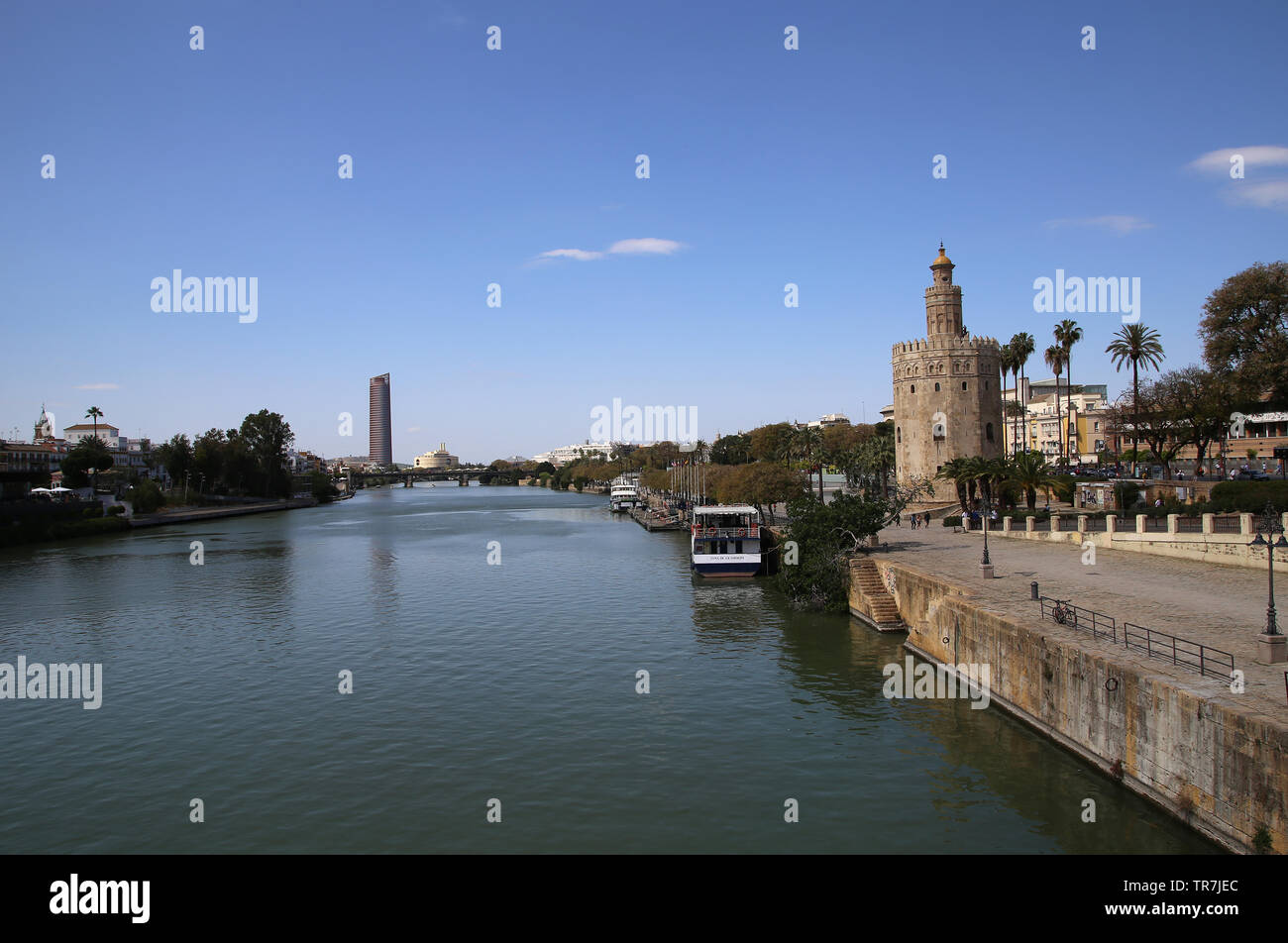 Spagna. Andalusia. Siviglia. Torre del Oro e il fiume Guadalquivir. Foto Stock