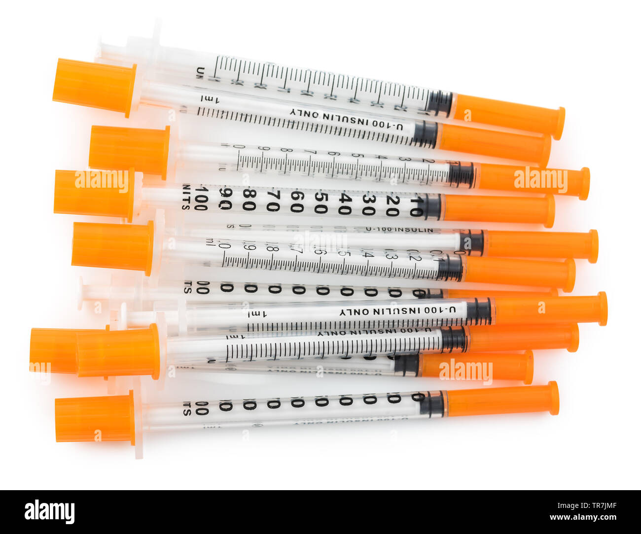 Pila di siringhe usate per insulina isolati su sfondo bianco Foto Stock
