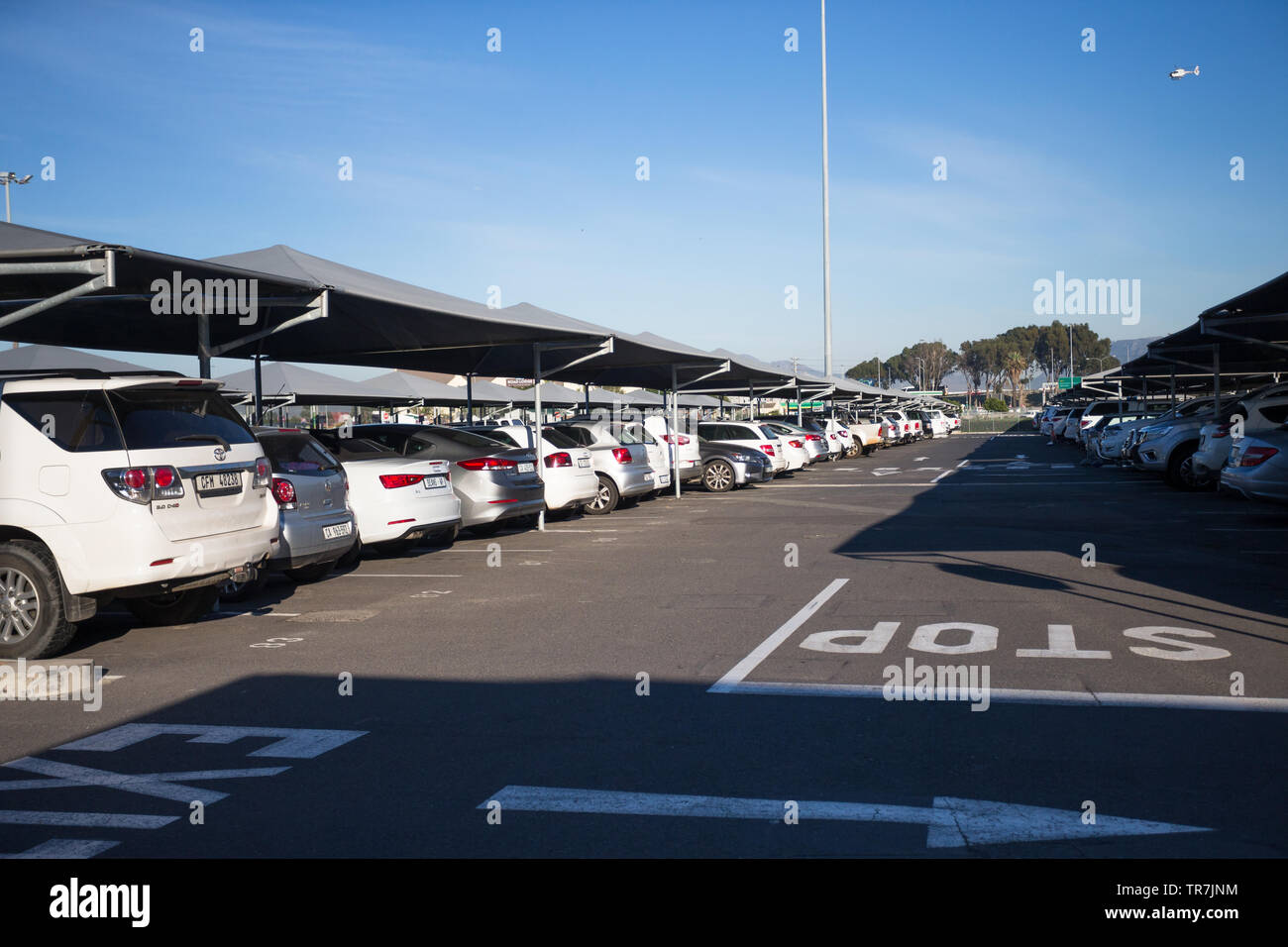 Ombra o parcheggio auto coperto righe e righe di veicoli parcheggiati per la giornata in un parcheggio pubblico all'Aeroporto Internazionale di Città del Capo in Sud Africa Foto Stock