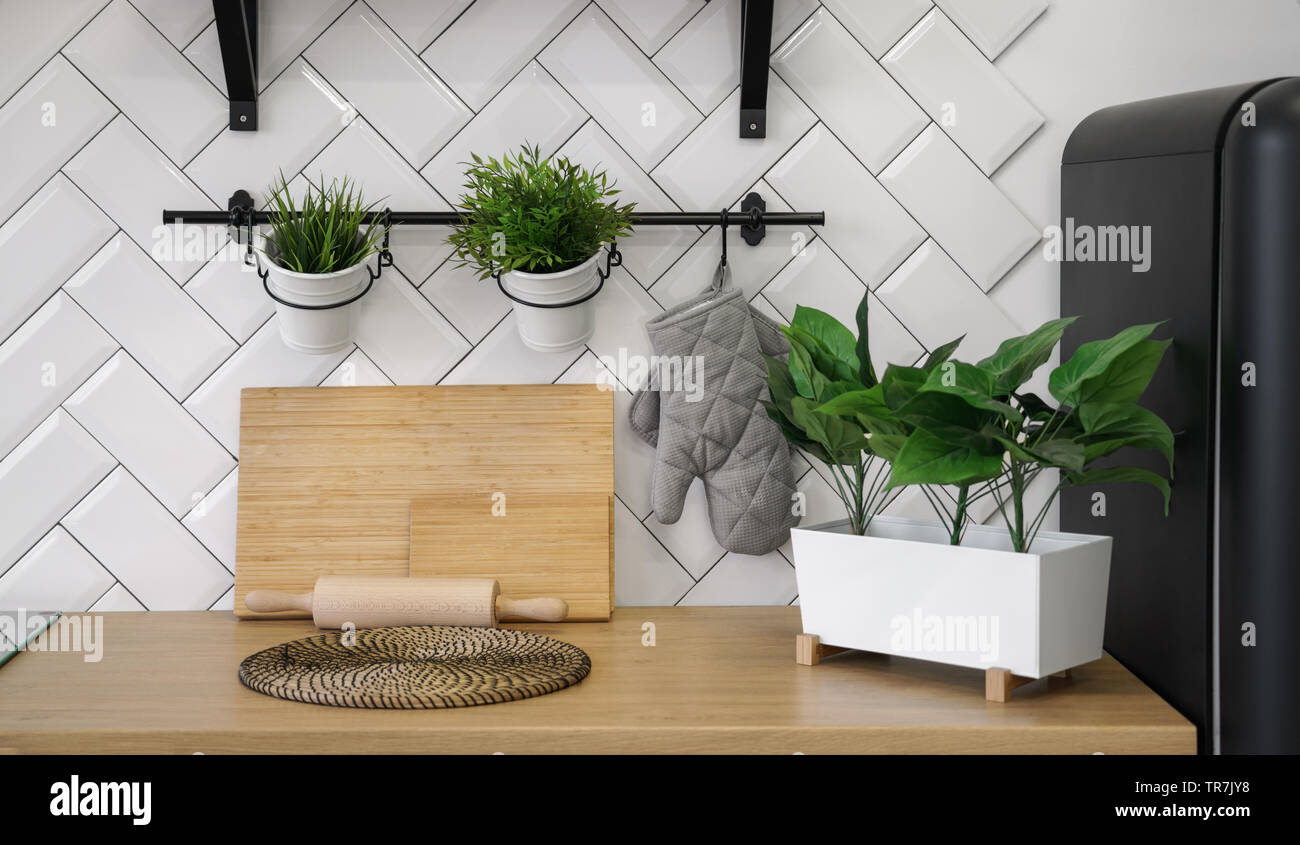Tagliere, pasta di rullo e vasi per piante sul banco di cucina Foto Stock