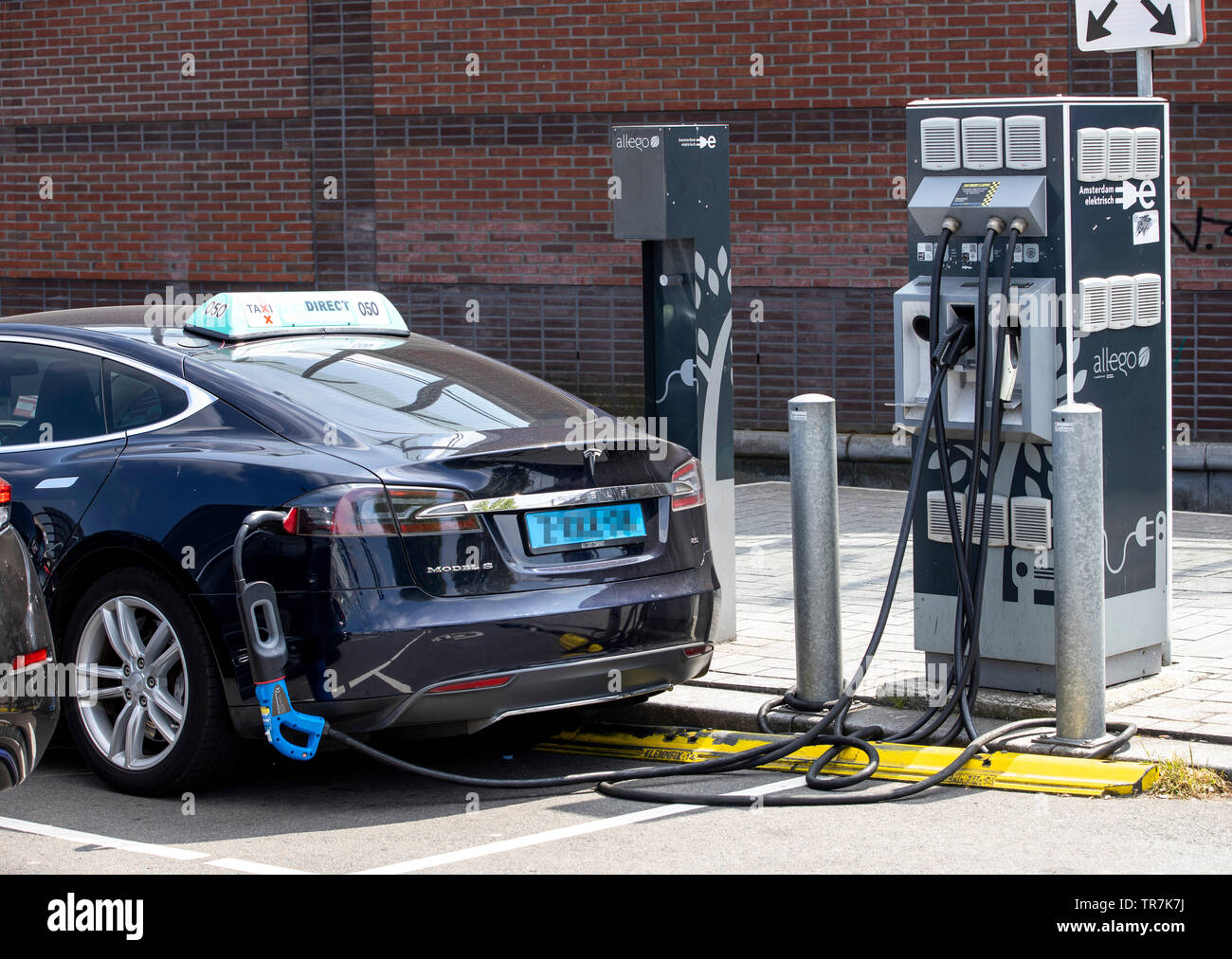 Amsterdam, Paesi Bassi, stazione di ricarica per i veicoli elettrici, qui una stazione dei taxi, Tesla S modello come un taxi alla Stazione Centrale di Amsterdam, Foto Stock