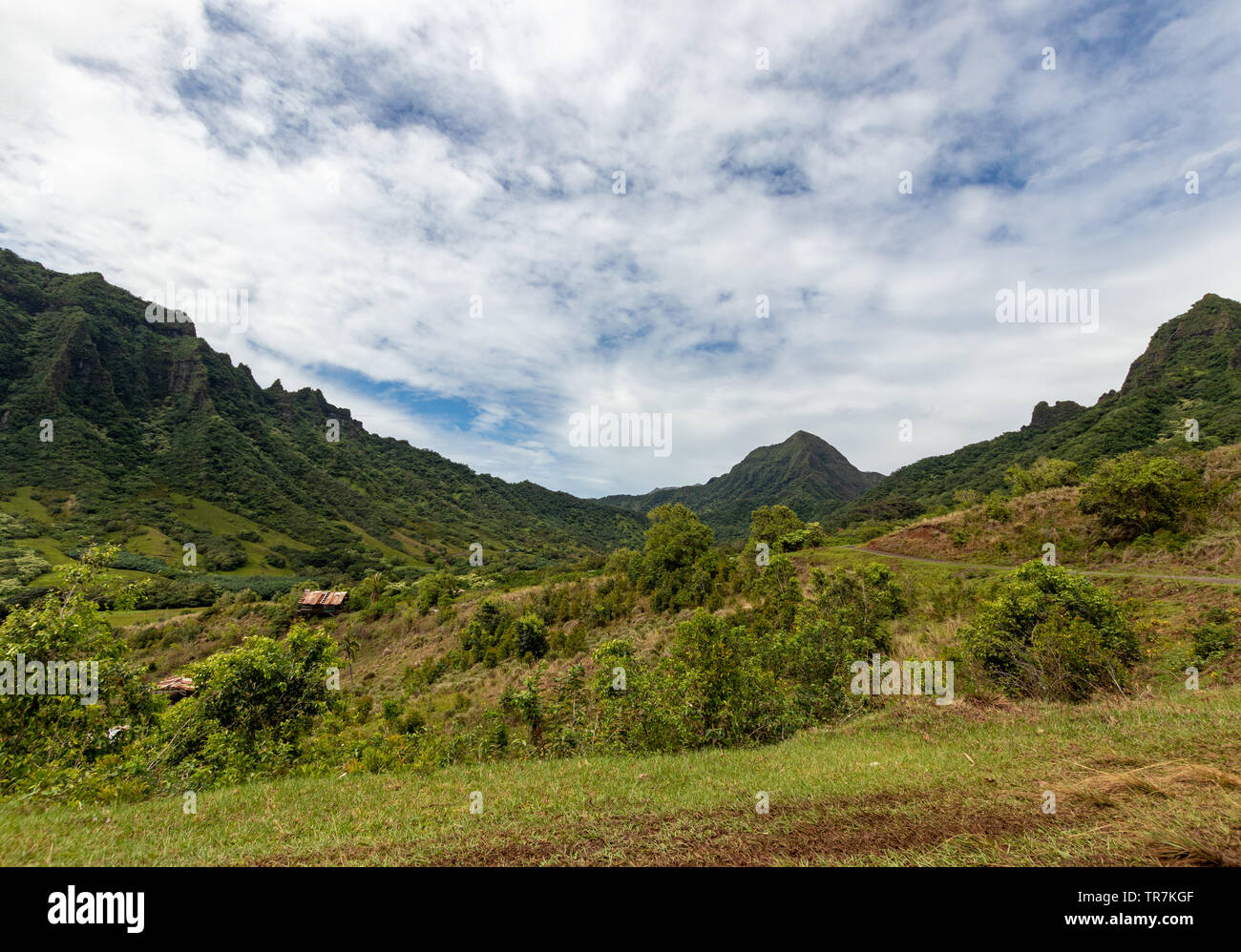 Guardando verso la valle dove molti film sono stati girati nel corso degli anni a Kualoa Ranch Foto Stock