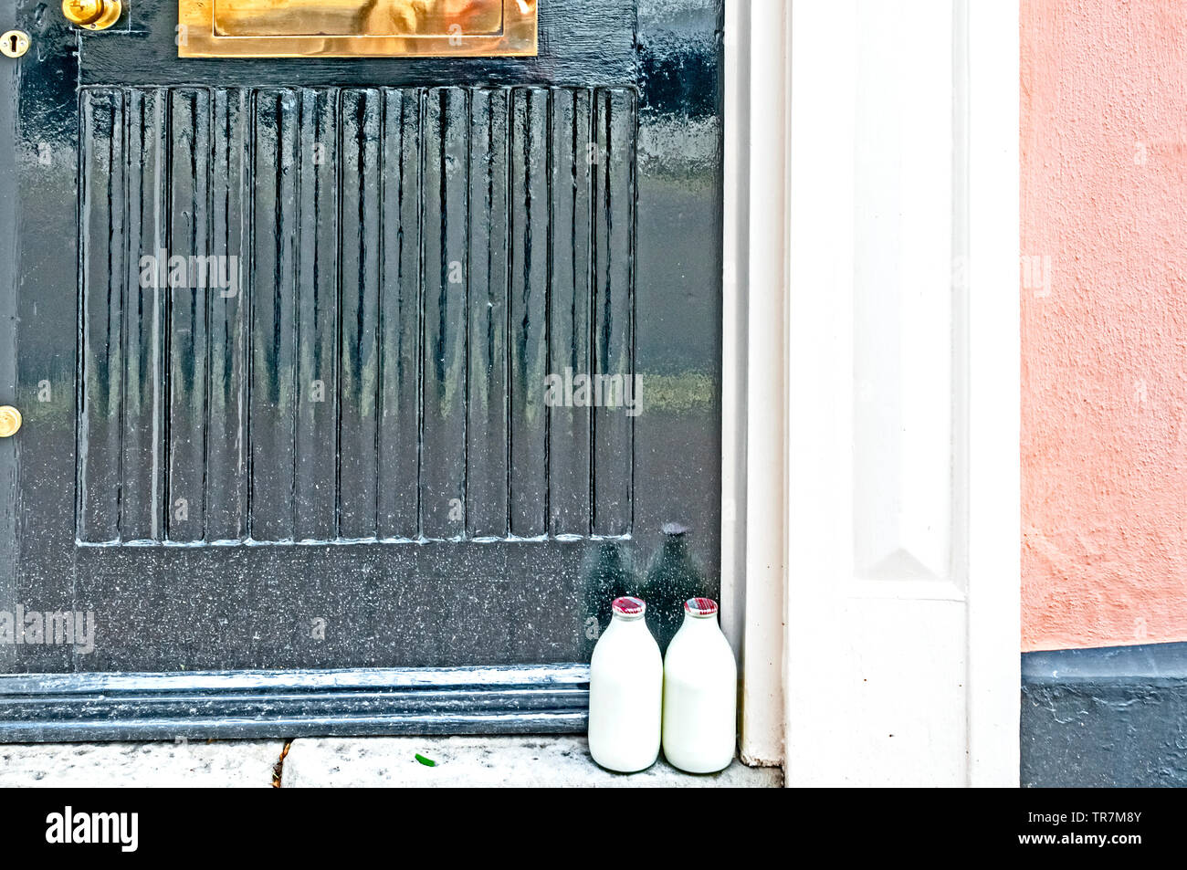 Milkbottles sui gradini di casa di fronte alla casa; Milchflaschen vor einer englischen haustür Foto Stock