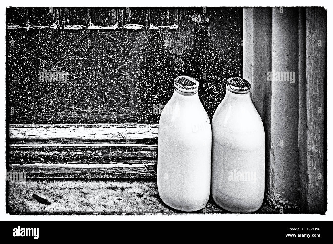 Milkbottles sui gradini di casa di fronte alla casa; Milchflaschen vor einer englischen haustür Foto Stock