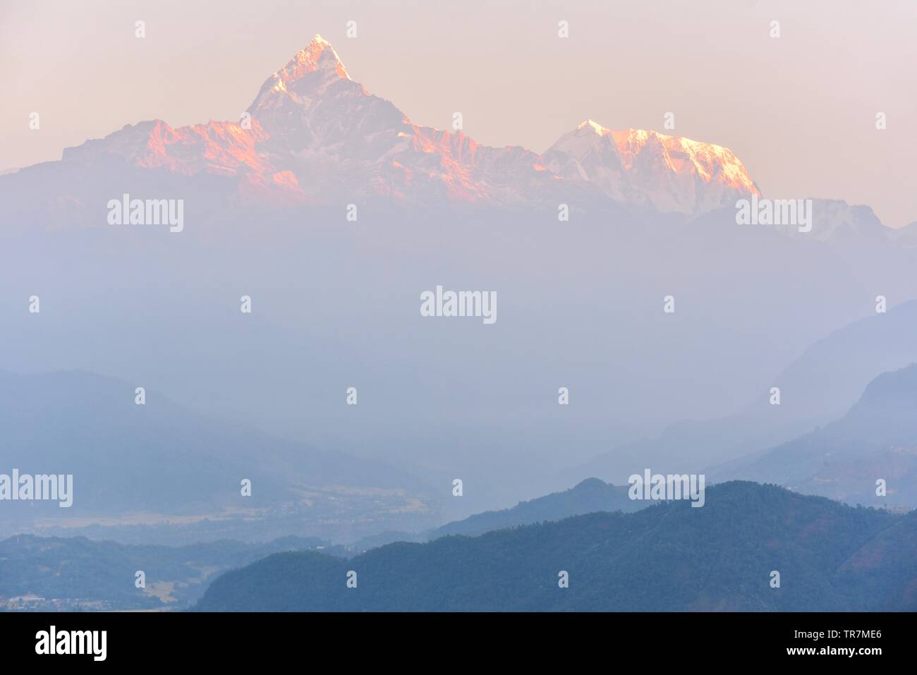 Bellissima vista del Mt. Machapuchare o coda di pesce durante la montagna Sunrise in Sarangkot, Nepal Foto Stock
