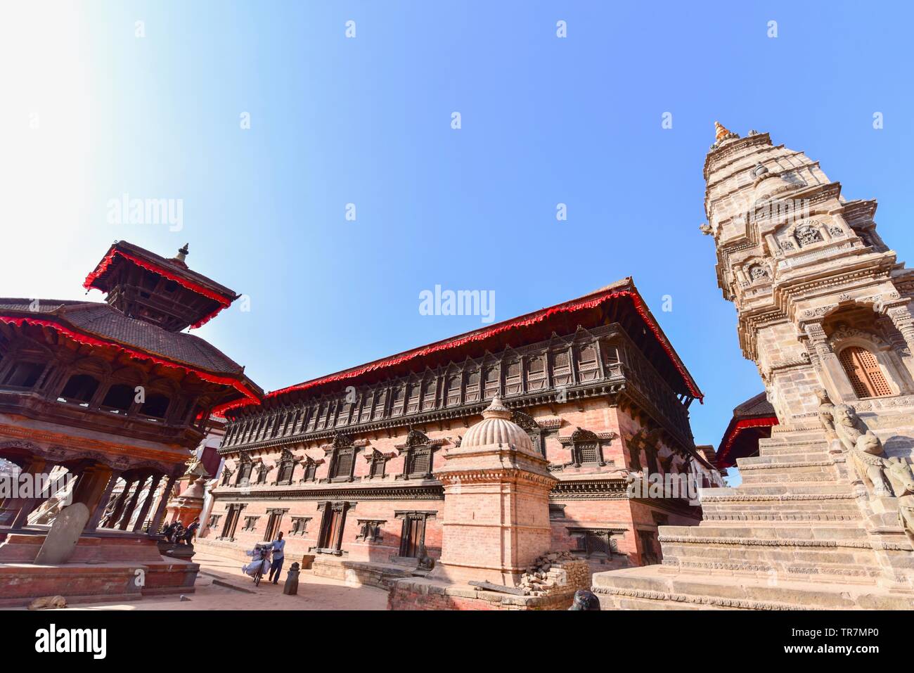 Vista della finestra 55 Palace e antichi santuari nepalese in Bhaktapur Durbur Square Foto Stock