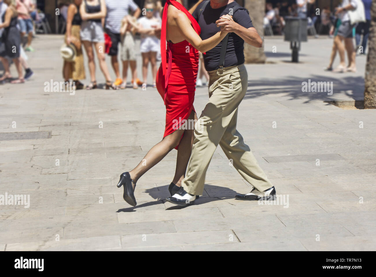 Street giovane ballerini eseguono il tango argentino dance Foto Stock
